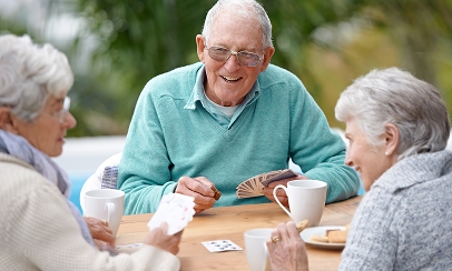 Bewohner spielen gemeinsam Karten am Tisch